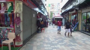  Etrafta insanlar dolaşırken, sıra sıra dükkanlar