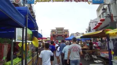Kalabalık, kabinlerin arasında yürüyor.