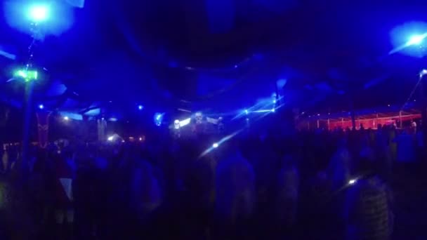 Tłum Ludzi Tańczących Nocy Niebieskimi Światłami — Wideo stockowe