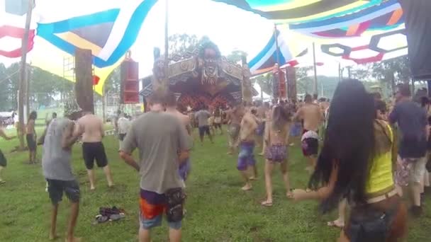 Mann Und Frau Tanzen Auf Dem Rasenplatz Rutsche Nach Rechts — Stockvideo