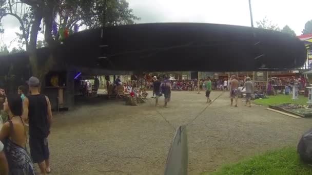 Lidé Procházející Stezce Vedle Festivalu Skluzavka Vpravo — Stock video
