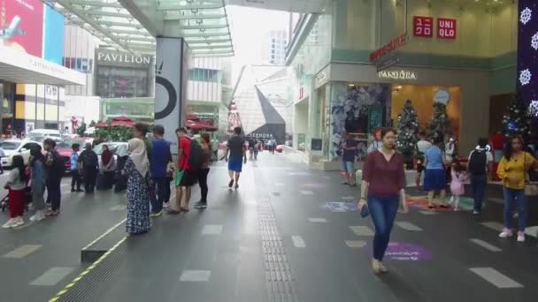 Decoración Frente Centro Comercial Mientras Gente Camina — Vídeo de stock