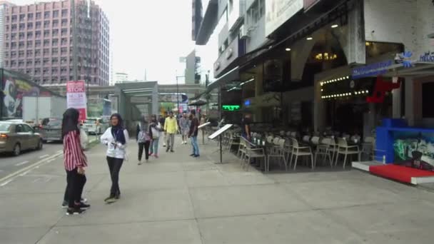 Ihmiset Kävelevät Lähellä Ravintolaa Sivussa — kuvapankkivideo