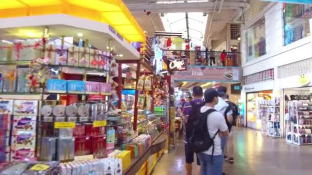 Les Gens Marchent Regardent Autour Des Magasins — Video