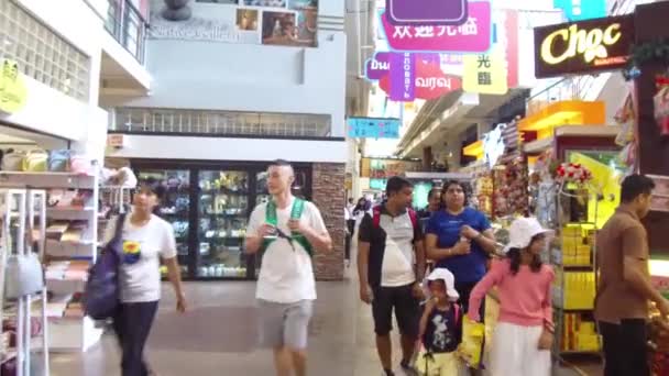 Grupo Pessoas Andando Redor Shopping — Vídeo de Stock