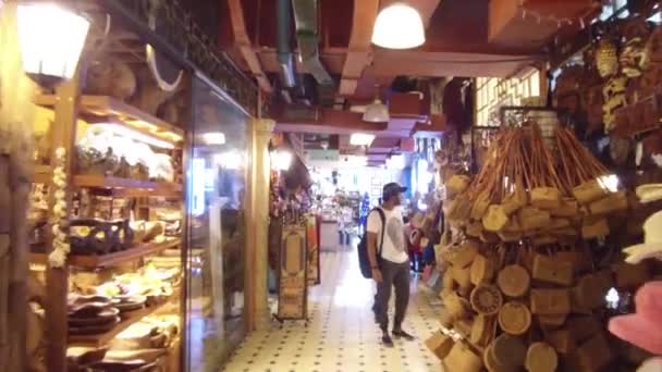 Άνθρωποι Περπατούν Και Ψάχνουν Γύρω Από Καταστήματα — Αρχείο Βίντεο