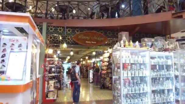 Nsanlar Dükkanlarda Dolaşıyor Etrafa Bakınıyor — Stok video