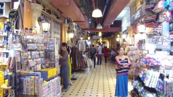Nsanlar Dükkanlarda Dolaşıyor Etrafa Bakınıyor — Stok video