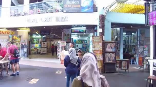 Nsanlar Alışveriş Merkezinin Girişinde Yürüyorlar — Stok video