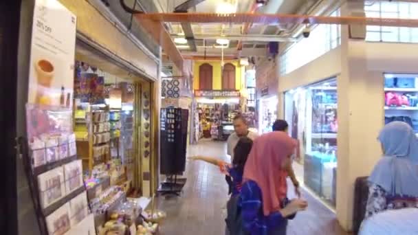 Pessoas Andando Olhando Torno Lojas — Vídeo de Stock