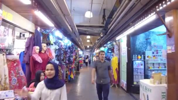 Pessoas Andando Olhando Torno Lojas — Vídeo de Stock