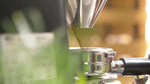 Kaffeepulver Poriert Auf Dem Hebel Während Frau Hält — Stockvideo