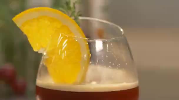 Glas Mit Orangenscheibe Auf Glas — Stockvideo