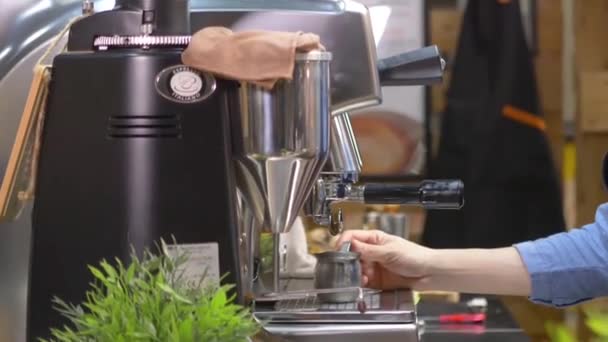 Hand Adjusting Silver Cup Coffee Machine Static — Αρχείο Βίντεο