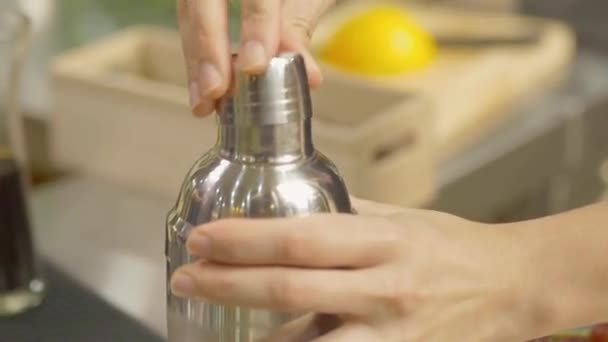 Kvinna Täcka Silver Shaker Som Hon Skakar Shaker — Stockvideo