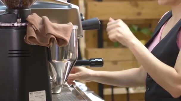 Woman Fixing Coffee Machine Slide Right Slide Left — Vídeo de stock