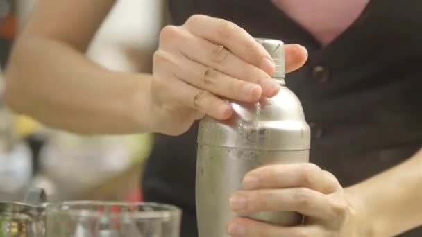 Wanita Membuka Shaker Atas Tuangkan Kaca — Stok Video