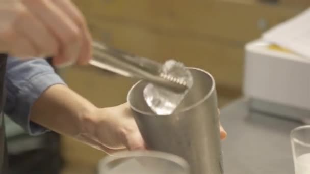 Женщина Собирает Лед Щипцами Затем Наливает Молоко — стоковое видео