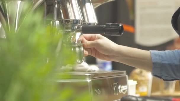 Frau Hebt Kleine Kanne Auf Und Gießt Kaffee Ins Glas — Stockvideo