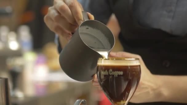 Frau Gießt Sahne Auf Kaffeegetränk — Stockvideo