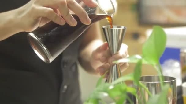 Kobieta Nalewając Szklankę Kawy Srebrnej Filiżanki — Wideo stockowe