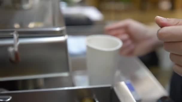 Mujer Vertiendo Polvo Café Taza Papel — Vídeos de Stock