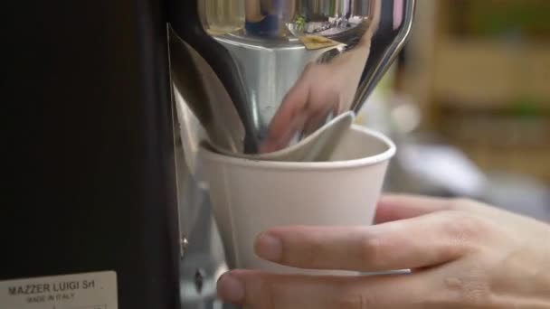 Kvinna Tjuter Lite Kaffe Till Pappersmugg — Stockvideo