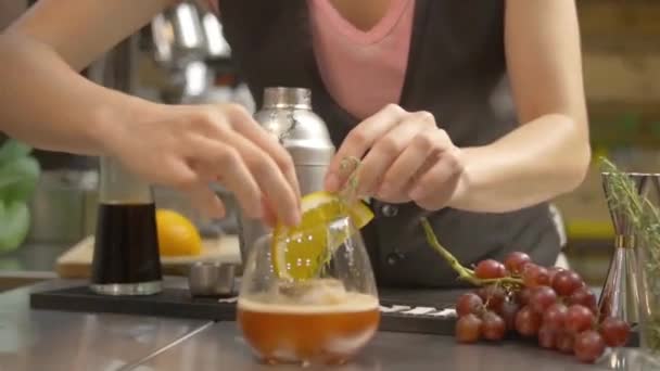 女人在杯子上放桔子片 — 图库视频影像