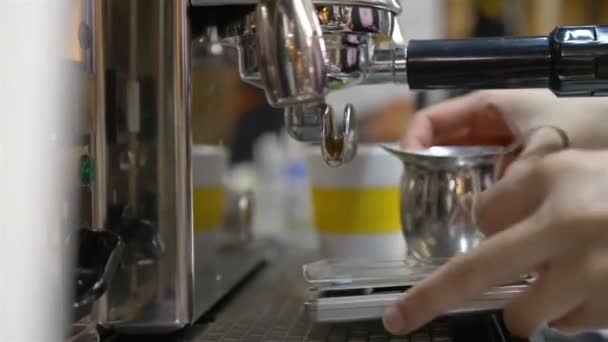 Vrouw Zetten Hefboom Weer Giet Koffie Aan Jigger — Stockvideo
