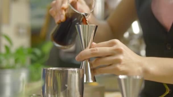 Frau Mit Glas Kaffee Tasse Gegossen — Stockvideo