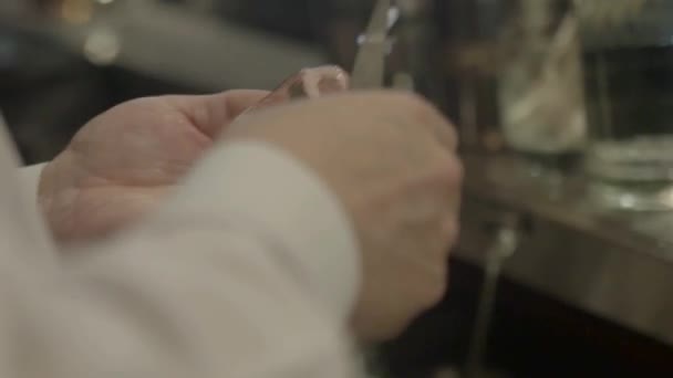 Couteau Dans Main Homme Est Utilisé Pour Sculpter Glace — Video