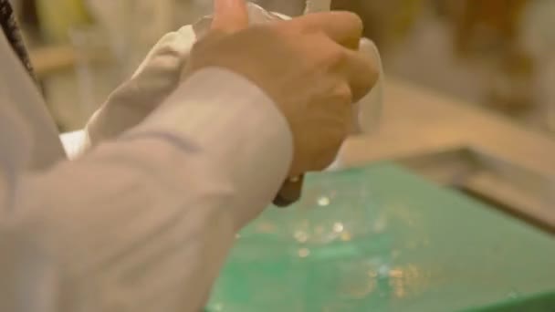 Muž Vyřezává Kostku Ledu Při Použití Látky — Stock video