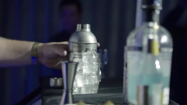 Άνθρωπος Ρίχνει Ένα Ποτό Από Σέικερ Στο Ποτήρι — Αρχείο Βίντεο