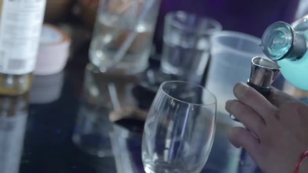 Mann Schüttet Alkoholisches Getränk Ins Glas — Stockvideo