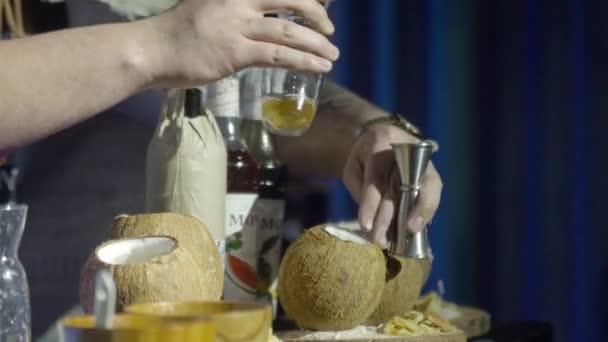 Man Häller Drink Från Jigger Till Kokos Statisk — Stockvideo