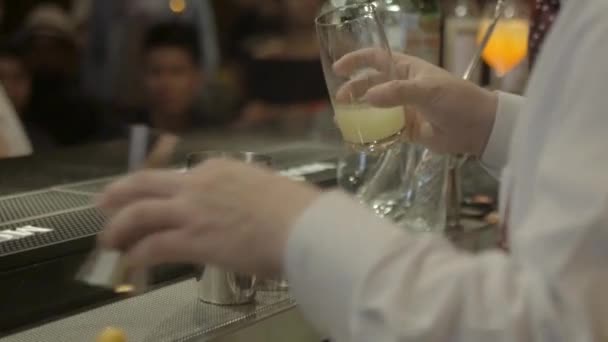 Mann Schüttet Getränk Auf Rüttler Und Schüttler Aus Glas — Stockvideo