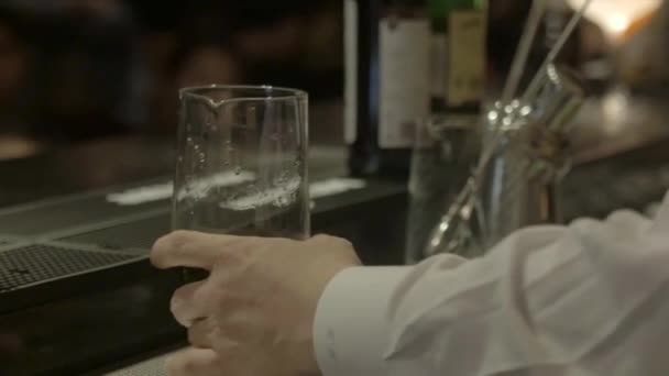 Homem Derramando Gelo Vidro Com Bebida — Vídeo de Stock
