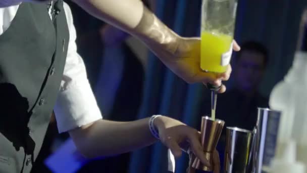 Hombre Vertiendo Bebida Amarilla Dentro Del Jigger — Vídeo de stock
