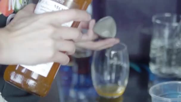 Mann Legt Glasflasche Auf Den Tisch — Stockvideo