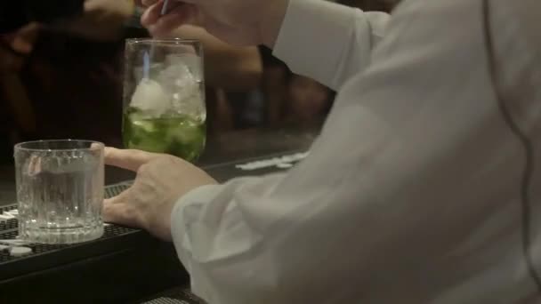 Человек Перемешивает Напиток Кубиками Льда Внутри — стоковое видео