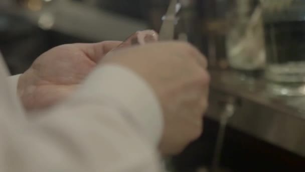 Cuchillo Mano Del Hombre Utiliza Para Tallar Hielo — Vídeo de stock