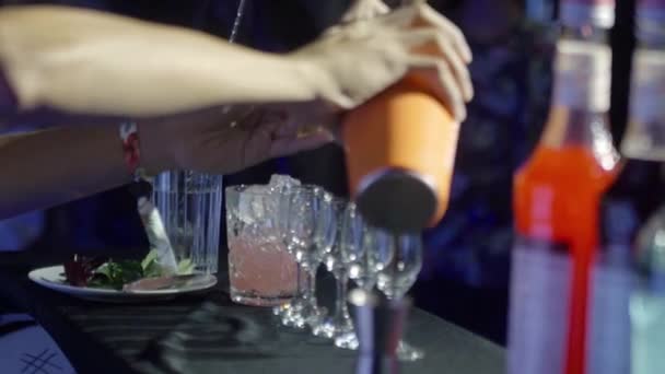 Mann Schüttet Eine Reihe Alkohol Mini Glas — Stockvideo