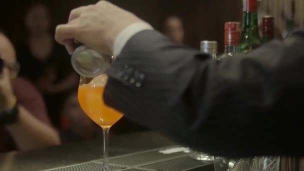 Homem Derramando Uma Lata Bebida Vidro — Vídeo de Stock
