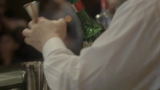 Homem Derramando Bebida Alcoólica Jigger Para Agitar — Vídeo de Stock