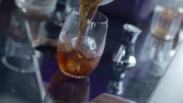 Άνθρωπος Ρίχνει Ποτό Και Ανακατεύοντας Ποτό — Αρχείο Βίντεο