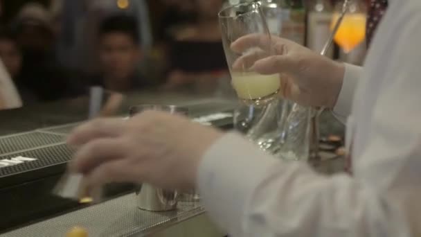 Человек Наливает Напиток Сосуд Дрожь Стекла — стоковое видео