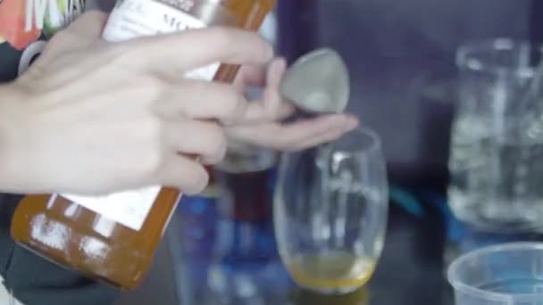 Mann Legt Glasflasche Auf Den Tisch — Stockvideo