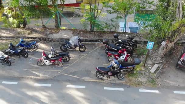 Motocykl Zaparkowany Przy Pracowniku Tylko Miejsce Parkingowe Dla Motocykla Widok — Wideo stockowe