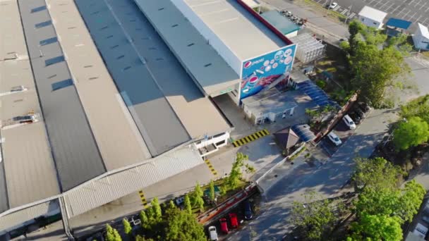 Luftaufnahme Des Fabrikdachs Mit Mitarbeiterparkplatz — Stockvideo