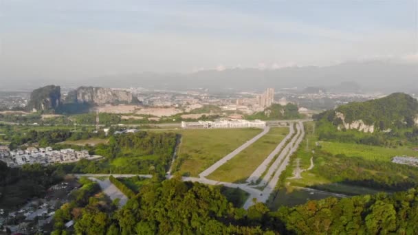 Top Luchtfoto Van Omgeving Van Gunung Lang Recreatiepark — Stockvideo